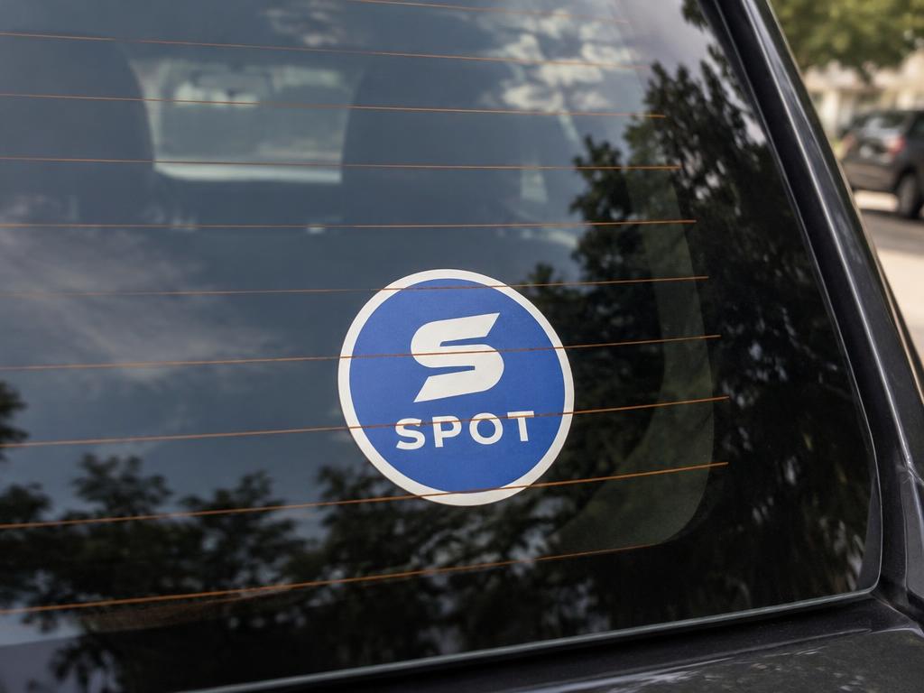 Stickers interiores aplicados por dentro do vidro de um carro