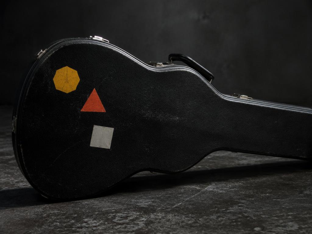 Autocolantes geométricos numa caixa de guitarra